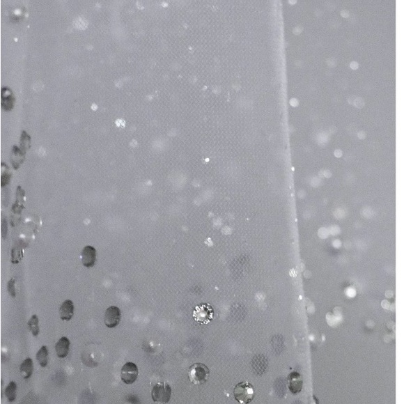 Elegant White Wedding Veil - Picture 3 of 7